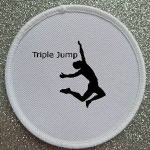Peut inclure: Patch rond blanc avec une silhouette noire d'une personne effectuant un triple saut. Le texte "Triple Jump" est imprimé au-dessus de la silhouette.