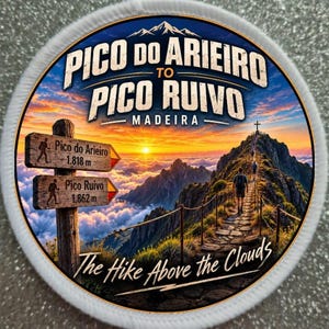 Könnte beinhalten: Ein runder bestickter Aufnäher mit einer Berglandschaft bei Sonnenuntergang und dem Text PICO DO ARIEIRO TO PICO RUIVO MADEIRA sowie The Hike Above the Clouds. Das Design zeigt ein hölzernes Wegweiser-Schild, einen Steinpfad und Wanderer.