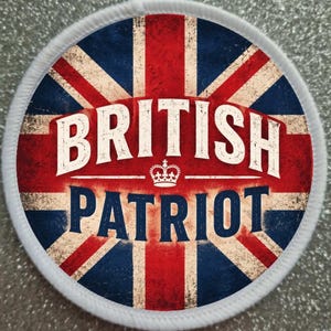 Op de afbeelding: Een ronde patch met het Union Jack-vlagontwerp in rood, wit en blauw. De woorden "BRITISH PATRIOT" worden in wit en blauw weergegeven, met een kroongrafiek. De patch heeft een witte rand.