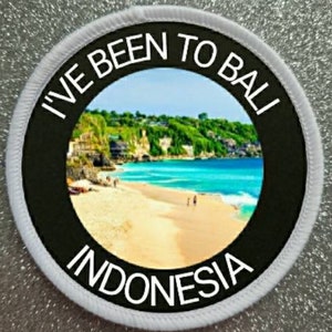 Può includere: Toppa rotonda bianca con testo nero e una foto di una spiaggia a Bali, in Indonesia. Il testo dice "I've Been To Bali Indonesia".