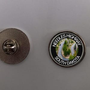2.4 cm Nadeln Landstraße South Dakota USA Pin Anstecker