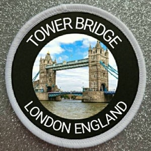 Puede incluir: Un parche circular blanco y negro con las palabras "Tower Bridge London England" alrededor de una foto del Tower Bridge en Londres, Inglaterra.