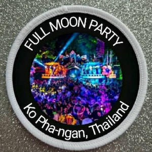 Peut inclure: Écusson rond blanc avec du texte noir qui dit "Full Moon Party Ko Pha-ngan, Thailand". Le centre de l'écusson présente une photo d'une grande foule de personnes à une fête.