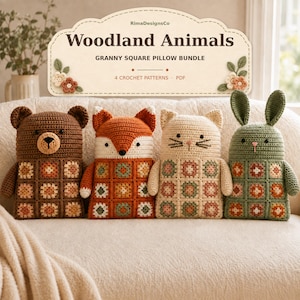 Puede incluir: Cuatro cojines de ganchillo con forma de oso, zorro, gato y conejo, cada uno con un patrón de cuadrados granny en el cuerpo. Un letrero arriba dice RimaDesignsCo Woodland Animals GRANNY SQUARE PILLOW BUNDLE 4 CROCHET PATTERNS PDF con flores.