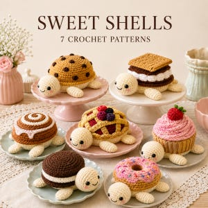 Könnte beinhalten: Sieben gehäkelte Schildkrötenfiguren in Dessertform, darunter ein Schokoladenkeks, ein S'more, eine Zimtschnecke, ein Beerenkuchen, ein Cupcake, ein Doppelkeks und ein Donut. Der Text SWEET SHELLS 7 CROCHET PATTERNS ist oben im Bild zu sehen.