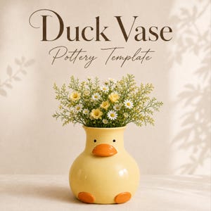 Puede incluir: Un jarrón de cerámica amarillo con forma de pato, cuerpo redondeado, un pico naranja prominente y dos pequeñas patas naranjas en la base. El jarrón contiene un ramo de margaritas blancas y flores amarillas. El texto superior dice Duck Vase Pottery Template.