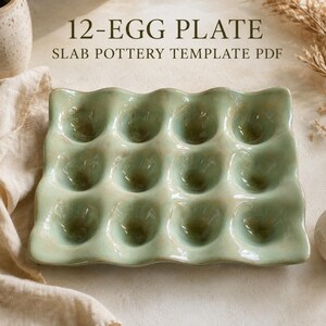 Puede incluir: Un plato rectangular de cerámica verde claro para doce huevos con hendiduras circulares en cuadrícula. El texto 12-EGG PLATE SLAB POTTERY TEMPLATE PDF aparece en letras marrón oscuro sobre el plato, que tiene un borde ondulado.