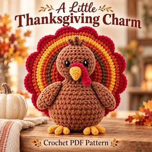 Könnte beinhalten: Ein gehäkelter Truthahn-Amigurumi mit braunem Körper, gelbem Schnabel, rotem Kehllappen und einem mehrfarbigen Fächerschwanz in Rot, Orange und Gelb. Der Text A Little Thanksgiving Charm und Crochet PDF Pattern ist in brauner Schrift zu sehen.