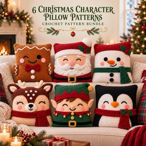 Könnte beinhalten: Eine Sammlung von sechs gehäkelten Kissen mit Weihnachtsmotiven, darunter ein Lebkuchenmann, der Weihnachtsmann, ein Schneemann, ein Rentier, ein Elf und ein Pinguin. Der Text 6 Christmas Character Pillow Patterns Crochet Pattern Bundle ist sichtbar.