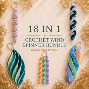 Op de afbeelding: Een digitaal PDF-patroonpakket getiteld 18 IN 1 CROCHET WIND SPINNER BUNDLE met vijf gehaakte windspinners in verschillende spiraal- en gelaagde vormen met pastelkleurige en gedurfde kleurcombinaties, waaronder blauw, groen, oranje en paars.