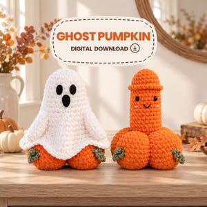 Peut inclure: Deux figurines au crochet sur une surface en bois. L'une est un fantôme blanc drapé sur une citrouille orange. L'autre est une figurine orange de forme phallique avec un visage souriant et de petites feuilles vertes. Texte GHOST PUMPKIN DIGITAL DOWNLOAD.