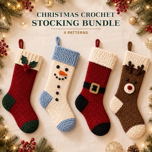 Puede incluir: Un conjunto de 4 calcetines navideños de ganchillo. Los diseños incluyen uno rojo con acebo, un muñeco de nieve, un traje de Papá Noel con cinturón y un reno. El texto CHRISTMAS CROCHET STOCKING BUNDLE 4 PATTERNS aparece en la parte superior.