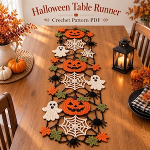 Op de afbeelding: Een gehaakte Halloween-tafelloper met oranje pompoenen, witte spoken, crèmekleurige spinnenwebben, zwarte spinnen en herfstbladeren in oranje en groen. De tekst "Halloween Table Runner" en "Crochet Pattern PDF" staat bovenaan afgebeeld.