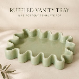 Könnte beinhalten: Eine hellgrüne Keramikschale mit rechteckigem Boden und hohen, wellenförmigen, gerüschten Rändern. Der Text RUFFLED VANITY TRAY SLAB POTTERY TEMPLATE PDF steht über der Schale. Die Schale hat eine glatte, glänzende Oberfläche in einem einheitlichen Farbton.