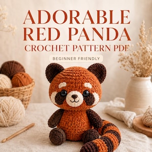 Pode incluir: Um peluche de panda vermelho em croché com cauda às riscas, orelhas castanho-escuras e marcas faciais brancas. O texto ADORABLE RED PANDA CROCHET PATTERN PDF BEGINNER FRIENDLY está acima do brinquedo rodeado por novelos de lã.