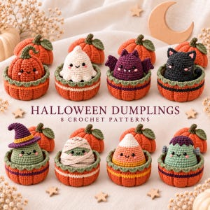 Puede incluir: Ocho figuras de Halloween tejidas a ganchillo, incluyendo un fantasma, murciélago, gato, bruja, momia, maíz dulce y monstruo, cada una en una base con forma de calabaza. El texto HALLOWEEN DUMPLINGS 8 CROCHET PATTERNS aparece en el centro.