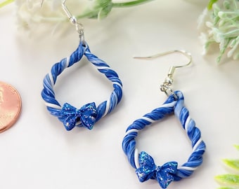Pendientes de aro con forma de lágrima azul, hechos a mano, con un toque llamativo, de arcilla polimérica.