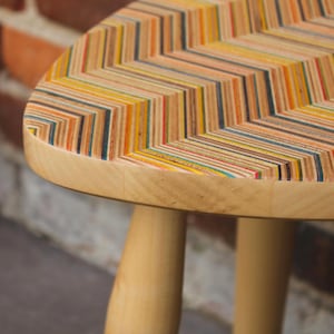 Dreibeinhocker - recycled skateboard top