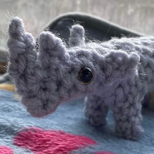 Handgefertigt. Amigurumi. Stofftier . Gehäkeltes Nashorn. Hellgraues Nashorn