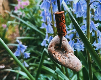 Talismán Hagstone natural sobre cordón de algodón encerado