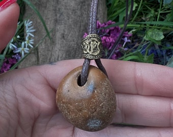 Talisman naturel en pierre de hag avec perle runique Fehu sur cordon en coton ciré