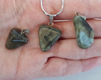 Labradorite pendant necklace / Labradorite stone pendant / Special Gift For wife/Mom/women. Boho Style, Hippie Crystal, Macrame Gemstone