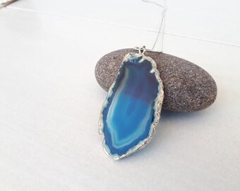 Collana in agata blu con ciondolo in agata blu, collana in agata blu grezza, gioielli in cristallo, collana con ciondolo a fetta di agata blu, il miglior regalo per le donne