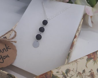 Collar difusor de piedra volcánica - Joyería de aceites esenciales - Collar, gargantilla y dije para aliviar la ansiedad. Joyería motivacional - Collar en Y de plata.