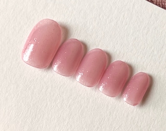 Auf Bestellung Handbemalte Press on Nails - lichtdurchlässiges hellrosa mit Glitzer XS Oval Nägeln