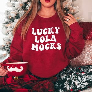 Gildan 18000 Cardinal Red, Rotes Sweatshirt Mockup, Gildan 18000 Mockup, Model Mockup, Weihnachtsmockup, Winter Mockup