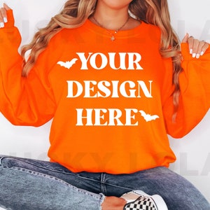 Gildan 18000 Orange Mockup, Herbst Sweatshirt Mockup, 18000 Orange Mockup, Gildan Sweatshirt Mockup, Übergroßes Sweatshirt Mockup, Halloween