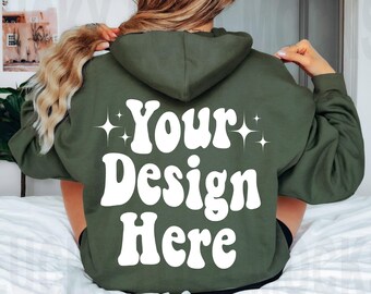 Puede incluir: Una sudadera con capucha verde con el texto "Your Design Here" en letras blancas de estilo retro.