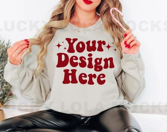 Gildan 18000 Sand Mockup, Weihnachtsmockup, Gildan Sand Sweatshirt Mockup, Oversized Mockup, Model Mockup, Sand Gildan 18000 Mockup