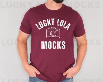 Mockup de camiseta Bella Canvas bordô, Mockup de camiseta, Mockup 3001 bordô, Mockup Bella Canvas bordô, Mockup de modelo masculino, Mockup masculino 3001, Mockup de homem