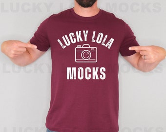 Mockup de camiseta Bella Canvas bordô, Mockup de camiseta, Mockup 3001 bordô, Mockup Bella Canvas bordô, Mockup de modelo masculino, Mockup masculino 3001, Mockup de homem