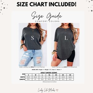 Pu&ograve; includere: Tabella delle taglie inclusa per le t-shirt Comfort Colors. L'immagine mostra una guida alle taglie con modelli che indossano una taglia small e large. La tabella fornisce misure in pollici per taglie unisex da S a 4X.