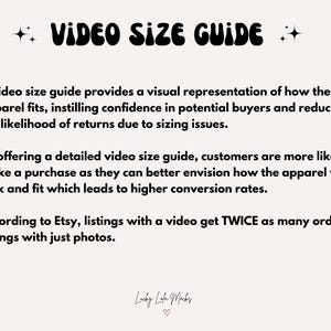 Pu&ograve; includere: Grafica di testo con il titolo "GUIDA ALLE DIMENSIONI DEL VIDEO" in un font retr&ograve;. Il testo spiega i vantaggi dell'utilizzo di guide alle dimensioni del video per gli elenchi Etsy, tra cui una maggiore fiducia dei clienti, tassi di conversione pi&ugrave; elevati e il doppio degli ordini rispetto agli elenchi con solo foto.