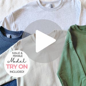 Pode incluir: Uma coleção de camisolas de gola redonda em várias cores: cinza claro, azul marinho, creme e verde oliva. As camisolas são exibidas em uma superfície branca. A imagem inclui um gráfico que diz "MALE & FEMALE Model TRY ON INCLUDED!"