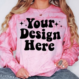 Może przedstawiać: Różowa bluza tie-dye z napisem "Your Design Here" w czarnym retro foncie.