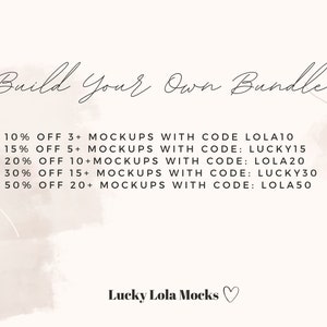 Peut inclure: Texte graphique sur un fond brun clair avec un contour blanc. Le texte indique "Build Your Own Bundle !" et liste des r&eacute;ductions pour l'achat de plusieurs maquettes avec des codes de r&eacute;duction sp&eacute;cifiques. Le texte en bas indique "Lucky Lola Mocks".