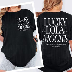 以下が含まれることがあります： 「LUCKY LOLA MOCKS」と「High-quality mockups featuring real people.」と書かれた白いグラフィックプリントが施された、黒色のオーバーサイズTシャツです。