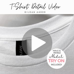以下が含まれることがあります： クルーネックの白いTシャツのクローズアップ。シャツには「GILDAN」と書かれた黒いタグが付いています。中央には再生ボタンが付いた白い円があります。シャツのテキストは「T-Shirt Detail Video」、「MALE & FEMALE Model TRY ON INCLUDED!」です。