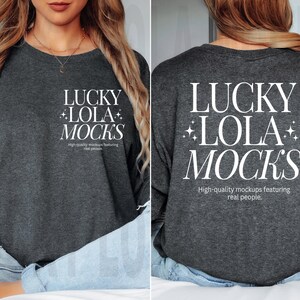 Puede incluir: Una maqueta de sudadera gris oscuro con el texto "LUCKY LOLA MOCKS" en blanco. El texto está centrado en la parte delantera y trasera de la sudadera. El texto en la parte trasera también incluye la frase "High-quality mockups featuring real people."