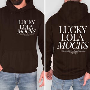 Op de afbeelding: Een bruine hoodie met een wit logo dat "LUCKY LOLA MOCKS" zegt en de tekst "Hoogwaardige mockups met echte mensen."