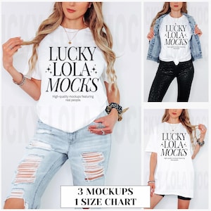 以下が含まれることがあります： 白いTシャツのモックアップが3つあり、それぞれに「LUCKY LOLA MOCKS」というテキストが印刷されています。テキストは黒色で、太字でモダンなフォントです。モックアップは、さまざまなポーズをとったモデルがTシャツを着ている様子を表しています。「High-quality mockups featuring real people.」というテキストは、メインテキストの下に印刷されています。「3 MOCKUPS 1 SIZE CHART」というテキストは、画像の下部に印刷されています。