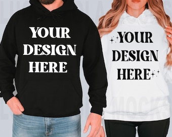 Puede incluir: Dos sudaderas con capucha blancas y negras con el texto "YOUR DESIGN HERE" impreso en la parte delantera. Las sudaderas con capucha se muestran en modelos.