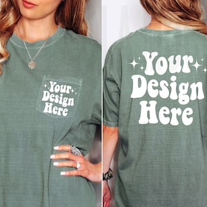 Könnte beinhalten: Ein grünes T-Shirt mit einer Tasche auf der linken Seite und dem Text "Your Design Here" auf der Rückseite. Der Text ist in einem Retro-Schriftart-Stil mit weißen Sternen auf beiden Seiten.