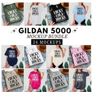 Könnte beinhalten: Ein Mockup-Bundle mit 24 Gildan 5000 T-Shirts in verschiedenen Farben, die jeweils das Logo "LUCKY + LOLA + MOCKS" zeigen. Die Shirts sind auf Denim mit Accessoires angeordnet und zeigen eine Reihe von Gestaltungsmöglichkeiten.