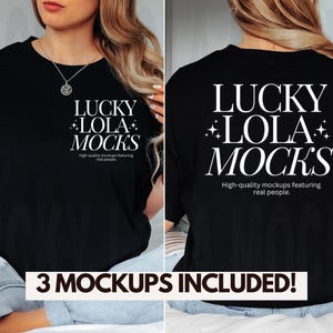 以下が含まれることがあります： 白い文字で「LUCKY LOLA MOCKS」と書かれた黒いTシャツ。 「本物の人々をフィーチャーした高品質のモックアップ」というフレーズが添えられています。 画像はシャツの前面と背面を示しています。 画像の下部には「3 MOCKUPS INCLUDED！」と書かれています。