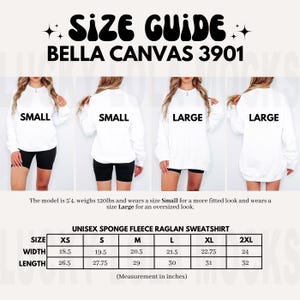 以下が含まれることがあります： ユニセックス スポンジフリース ラグラン スウェットシャツのサイズチャート。チャートは、XS、S、M、L、XL、2XLのサイズにおける幅と長さの寸法をインチで示しています。